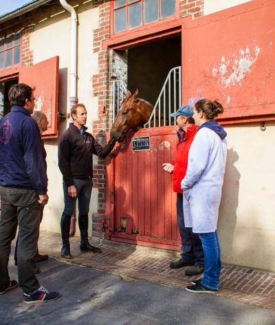 Encadrer et motiver une équipe intergénérationnelle dans la filière équine